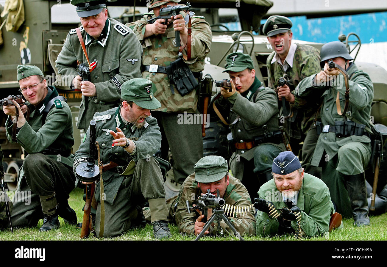 Riattori militari della Wehrmacht tedesca nei terreni dell'ospedale di Leopardstown durante la giornata di rievocazione militare dell'esercito del papà a Dublino. Foto Stock