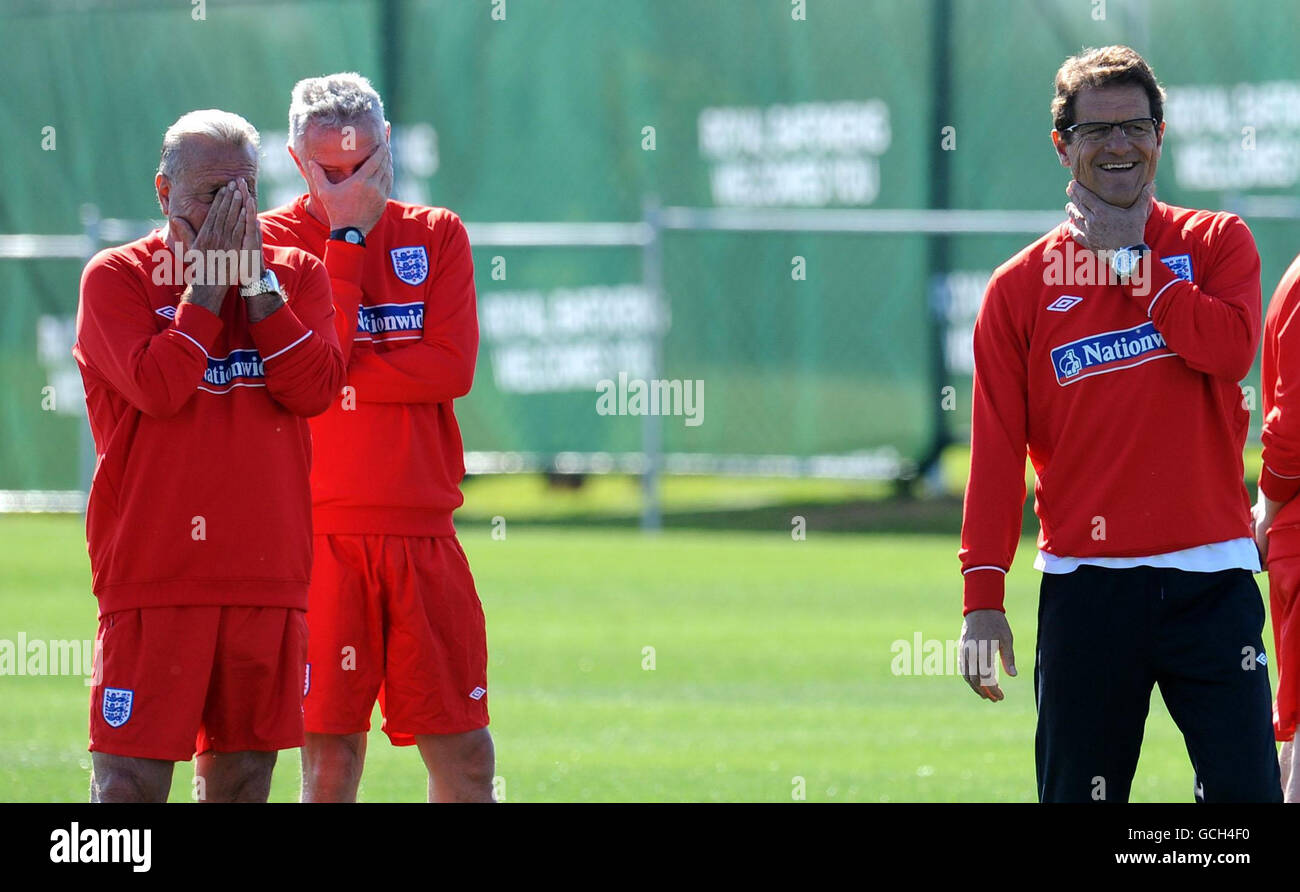 Il manager inglese Fabio Capello (a destra) ride con l'allenatore Italo Galbiati (a sinistra) e l'allenatore di portiere Franco Tancredi durante una sessione di allenamento al Royal Bafokeng Sports Complex di Rustenburg, Sudafrica. Foto Stock