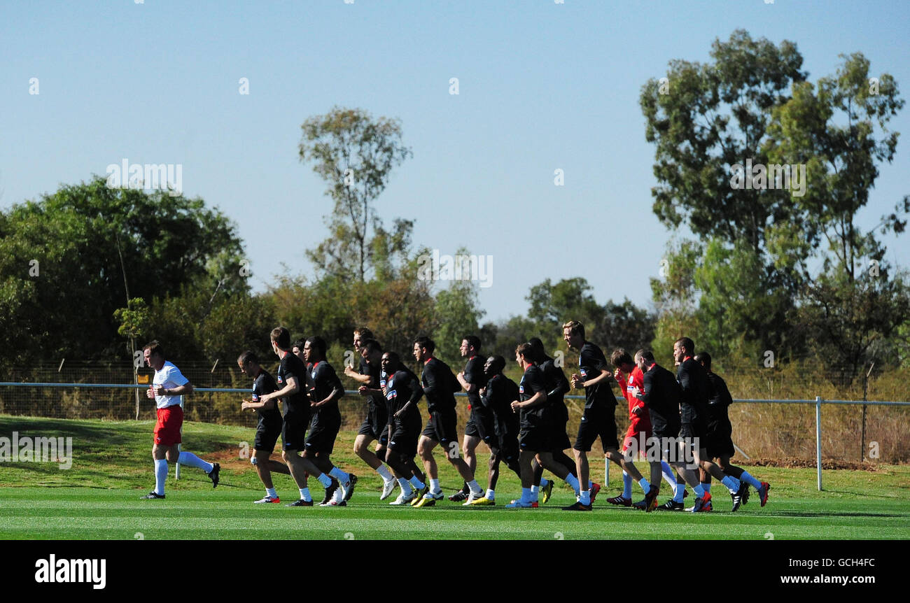 Giocatori inglesi durante una sessione di allenamento al Royal Bafokeng Sports Complex, Rustenburg, Sud Africa. Foto Stock