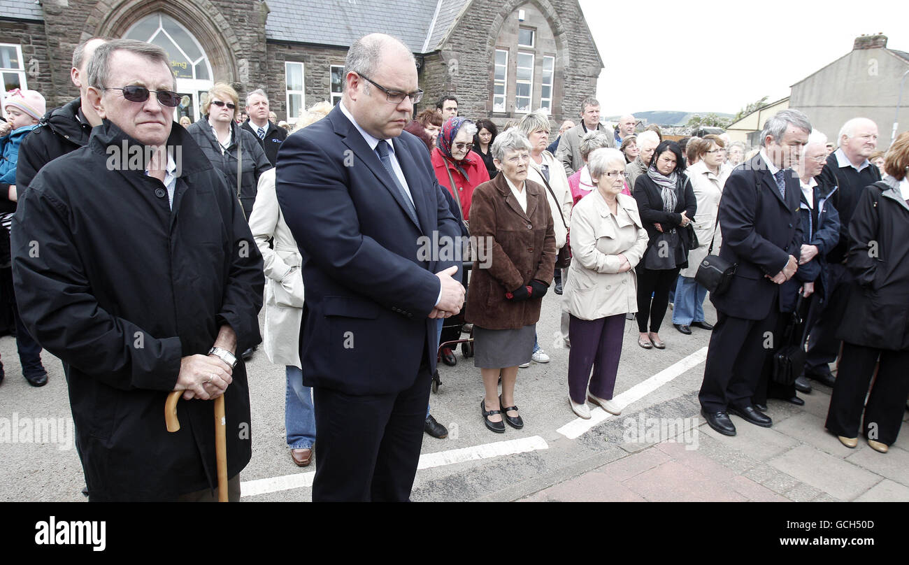 I membri del pubblico stand durante un servizio civico memoriale a Frizington, per commemorare le vittime di sparatorie in Cumbria una settimana dopo, che ha lasciato 12 morti, dopo il tassista Derrick Bird, 52, ha guidato attraverso la campagna prendendo le foto a persone casuali. Foto Stock