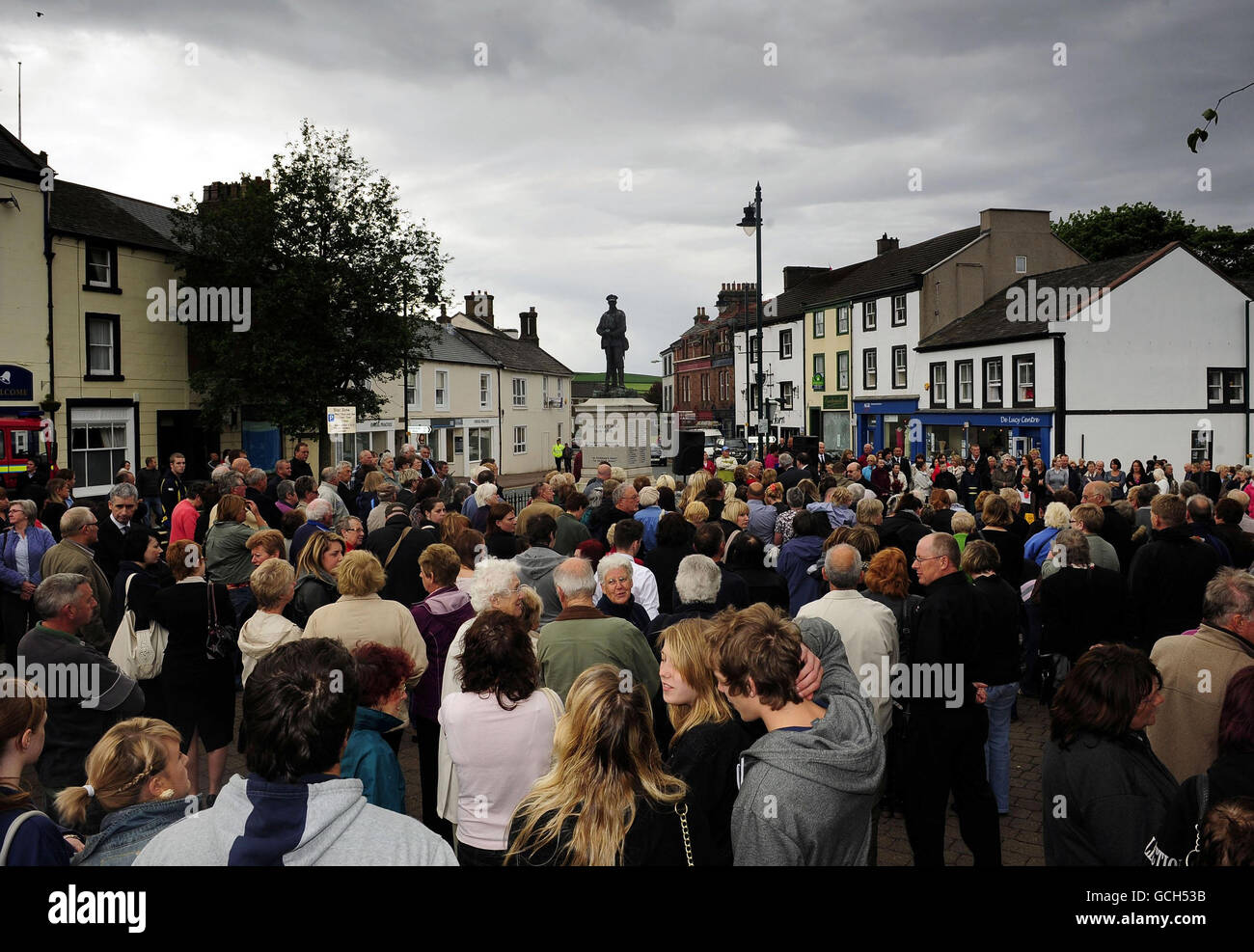 I residenti della zona di Egremont si riuniscono al Memoriale di guerra di Egremont per un servizio commemorativo e un minuto di silenzio in ricordo delle 12 persone uccise quando Derrick Bird andò in una preda di uccisione a Cumbria una settimana fa. Foto Stock