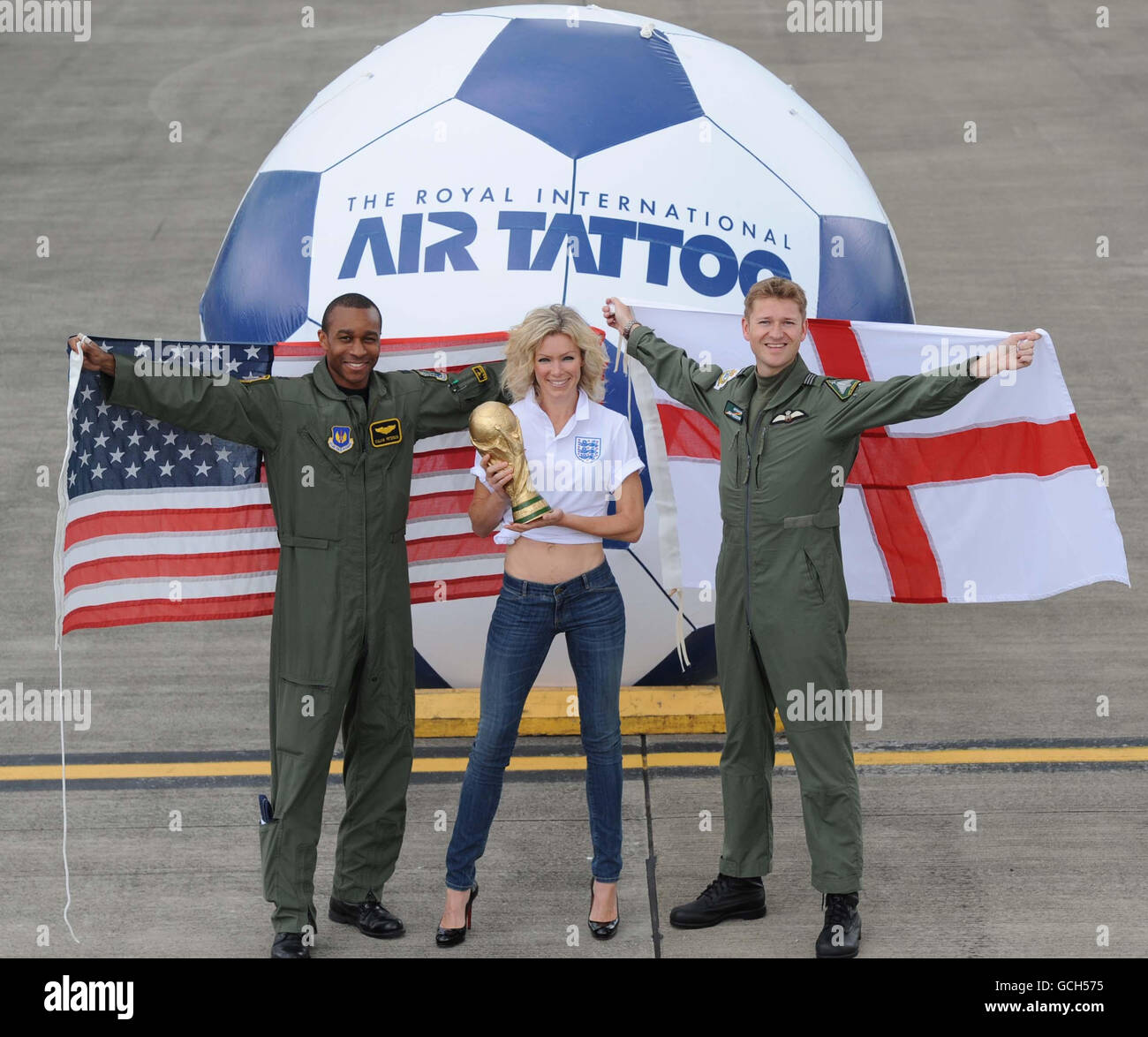 (Sinistra - destra) il pilota americano Calvin Peterson, Nell McAndrew e il pilota inglese Jim Woodward tengono le rispettive bandiere e replica della Coppa del mondo alla giornata di lancio dell'Air Tattoo al RAF di Fairford. Il Royal International Air Tattoo si terrà al RAF Fairford dal 16 al 18 luglio 2010. Foto Stock