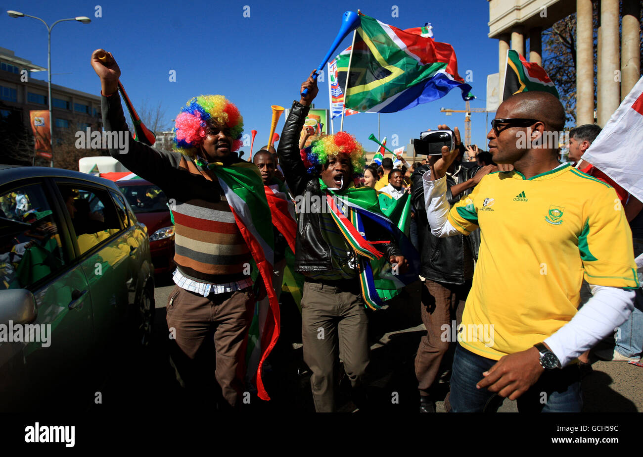 Calcio - Coppa del mondo FIFA Sud Africa 2010 - Pre World Cup Parade - Johannesburg. I tifosi del Sud Africa godono di un'atmosfera da carnevale mentre prendono parte a una sfilata per le strade di Johannesburg Foto Stock