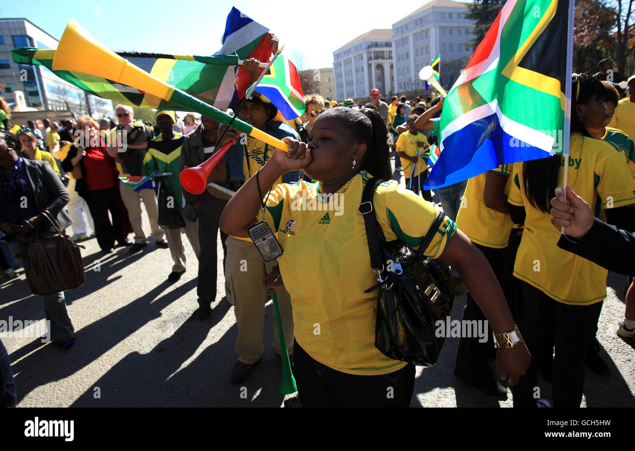 Calcio - Coppa del mondo FIFA Sud Africa 2010 - Pre World Cup Parade - Johannesburg. I tifosi del Sud Africa godono di un'atmosfera da carnevale mentre prendono parte a una sfilata per le strade di Johannesburg Foto Stock