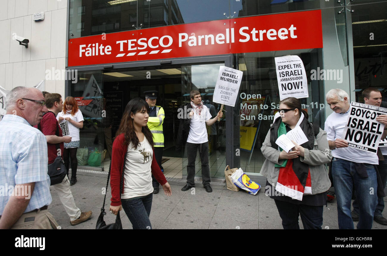 I membri del movimento anti-guerra irlandese picket Tesco a Dublino questo pomeriggio protestano contro il blocco di Gaza. Foto Stock