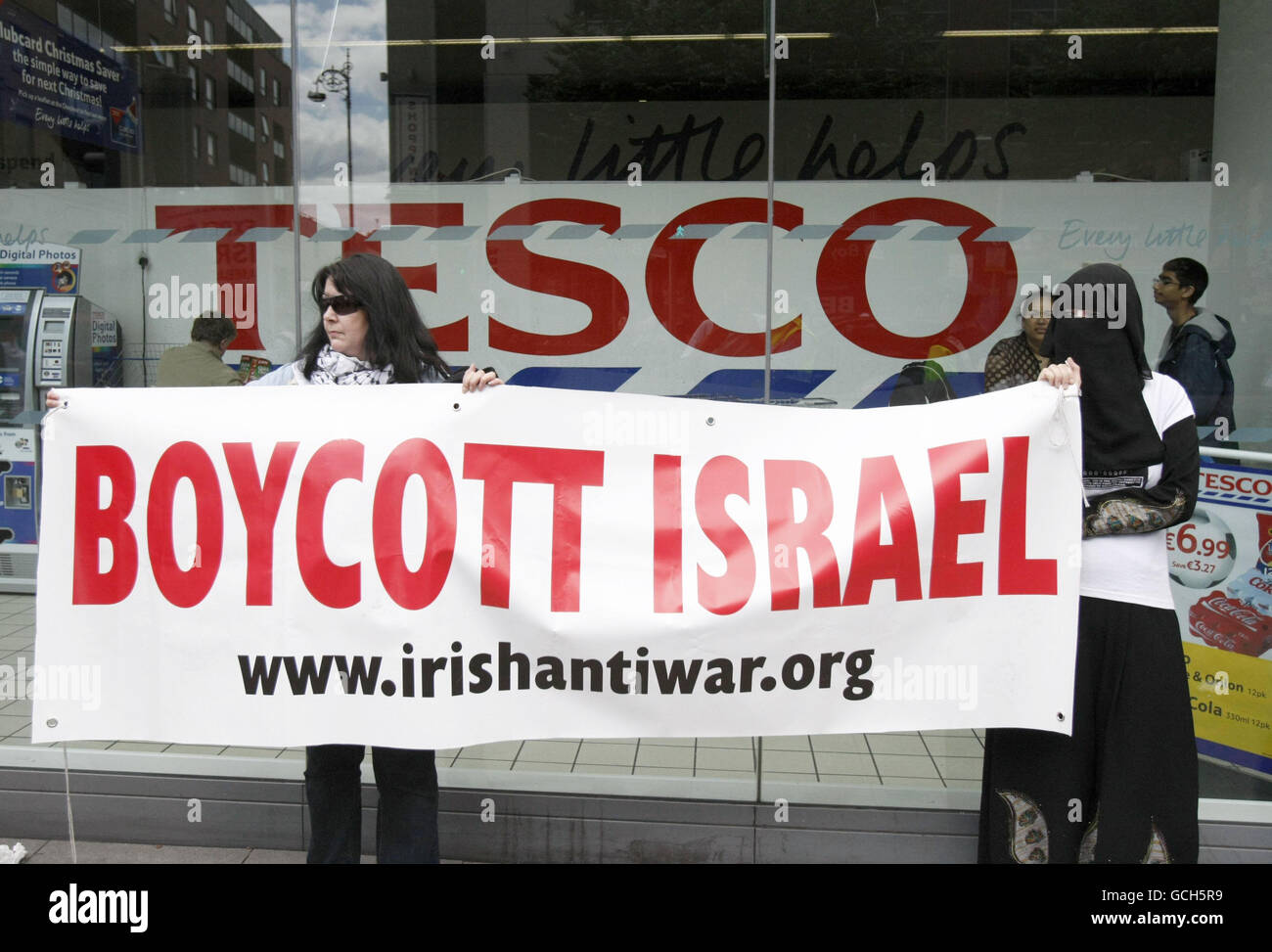 I membri del movimento anti-guerra irlandese picket Marks e Spencer si trovano a Dublino questo pomeriggio per protestare contro il blocco di Gaza. Foto Stock