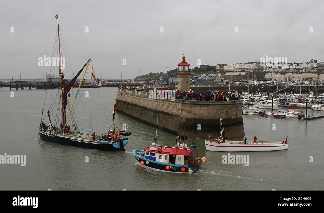 Una delle piccole navi salpa per Dunkerque, Francia, da Ramsgate, Kent, per il 70° anniversario dell'operazione Dynamo. Foto Stock