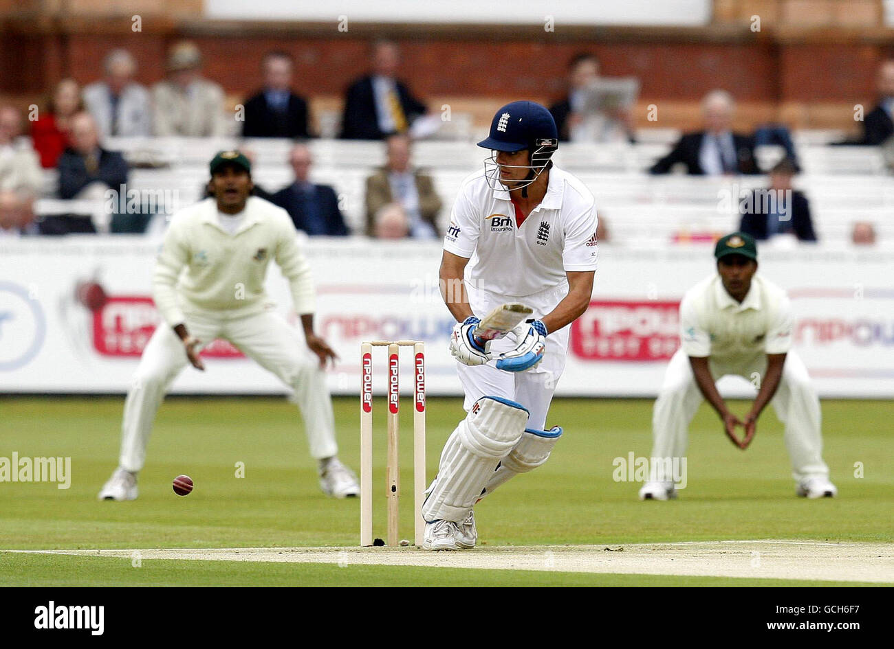 Cricket - Npower First Test - Day One - Inghilterra / Bangladesh - Lord's. Alastiar Cook in Inghilterra si è piazzato durante il primo nPower Test Match al Lords di Londra. Foto Stock