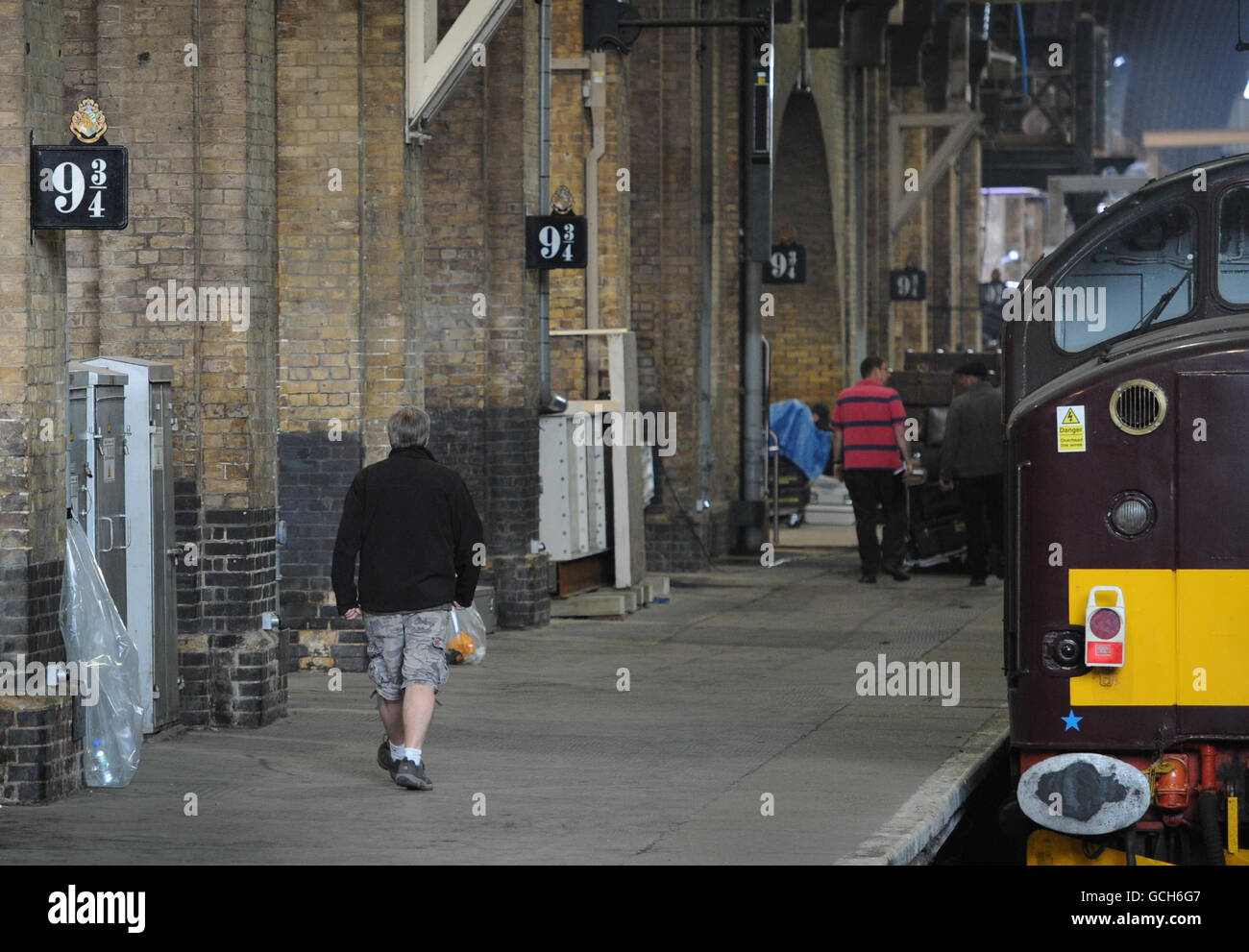 Una piattaforma alla stazione di Kings Cross a Londra mentre viene trasformata in piattaforma 9 3/4 durante le riprese dell'ultimo film di Harry Potter. Foto Stock