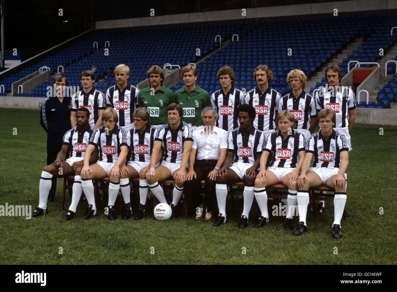 West Bromwich Albion team group (Back row, L-R) Richard Roberts (fisioterapista), Nicky Cross, Martyn Bennett, Mark Growed, Tony Godden, Bryan Robson, Ally Robertson, David Mills e Barry Cowdrill. (Prima fila, L-R) Cirille Regis, Peter Barnes, Gary Owen, John Wile, Ronnie Allen (direttore), Brendon Batson, Derek Statham e John Deehan Foto Stock