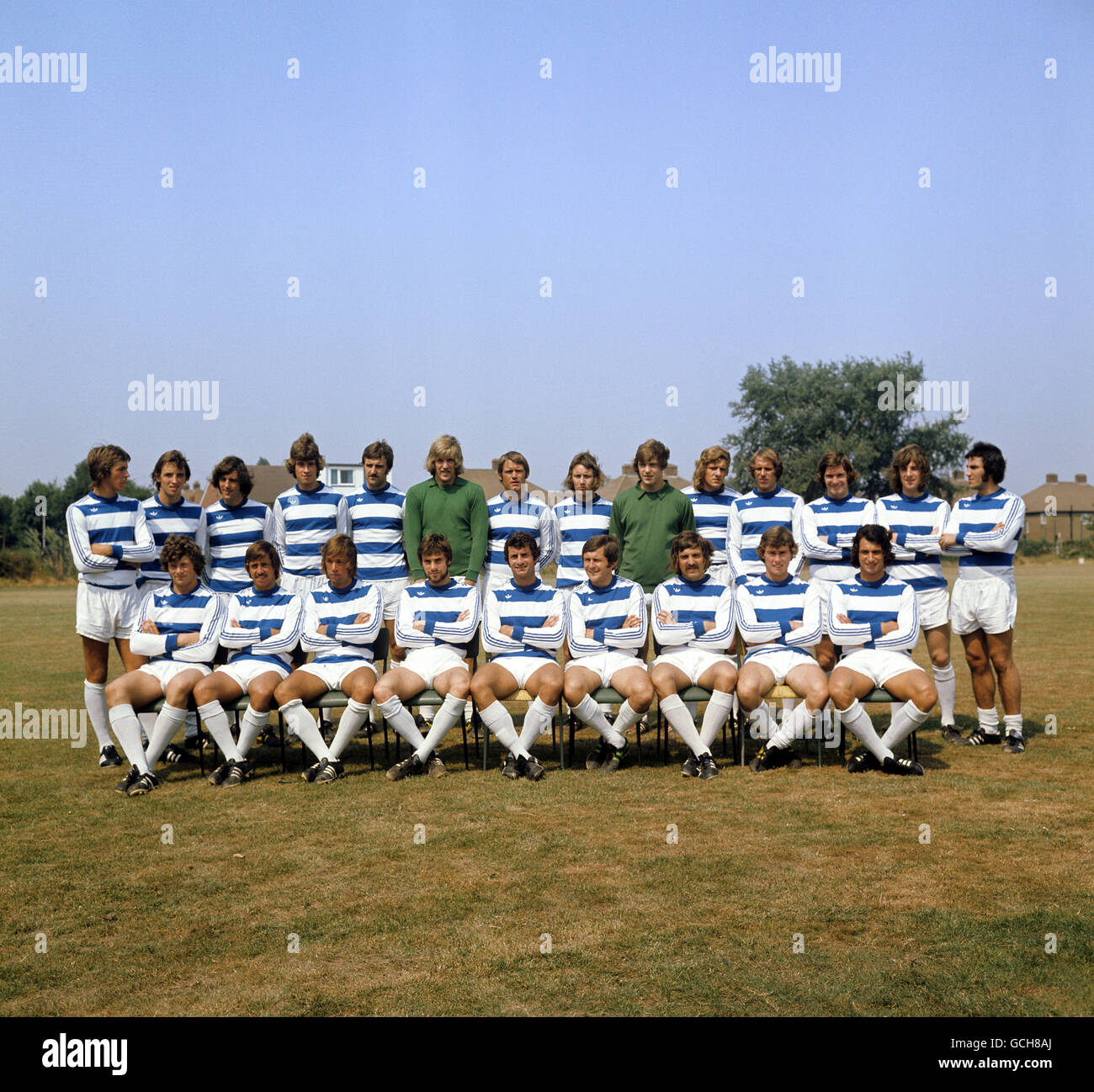 Queens Park Rangers team group: (Back row, l-r) Steve Jones, Tom Cunningham, Tony Tagg, Don Givens, Martyn Busby, Phil Parkes, David Webb, Keith Pritchett, Richard Teale, Ron Abbott, Mick Leach, Don Shanks, Stan Bowles, Gerry Francis; (Prima fila, l-r) Ian Gillard, Don Masson, John Beck, Danny Westwood, Frank McLintock, John Hollins, Don Rogers, Dave Thomas, Dave Clement Foto Stock