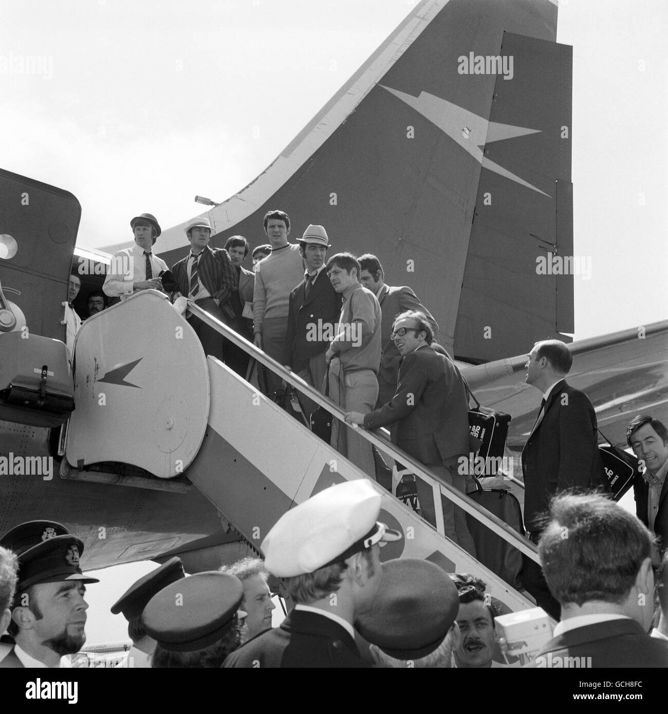 I membri della squadra inglese salpano sull'aereo all'aeroporto di Heathrow durante il tragitto per la Coppa del mondo in Messico. Da sinistra a destra; Colin Bell, Alan Mullery, Tommy Wright, Alan Ball, Brian Labone, David Sadler, Allan Clarke, Peter Osgood, Nobby Stiles, Unidentified, e Gordon Banks. Foto Stock