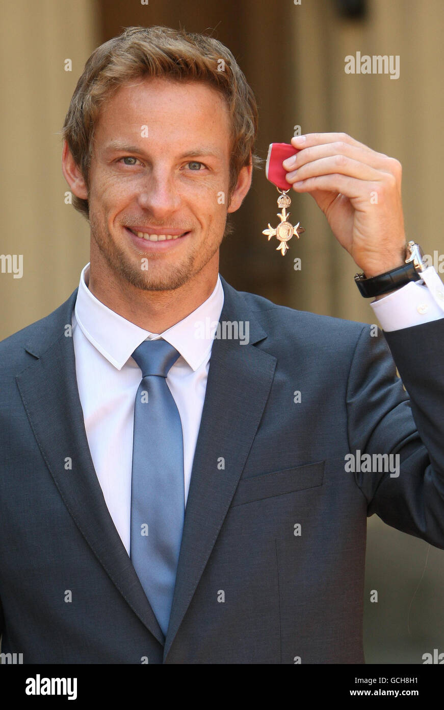 Il pilota di Formula uno Jenson Button dopo aver ricevuto un MBE dalla Regina Elisabetta II della Gran Bretagna a Buckingham Palace, Londra. Foto Stock