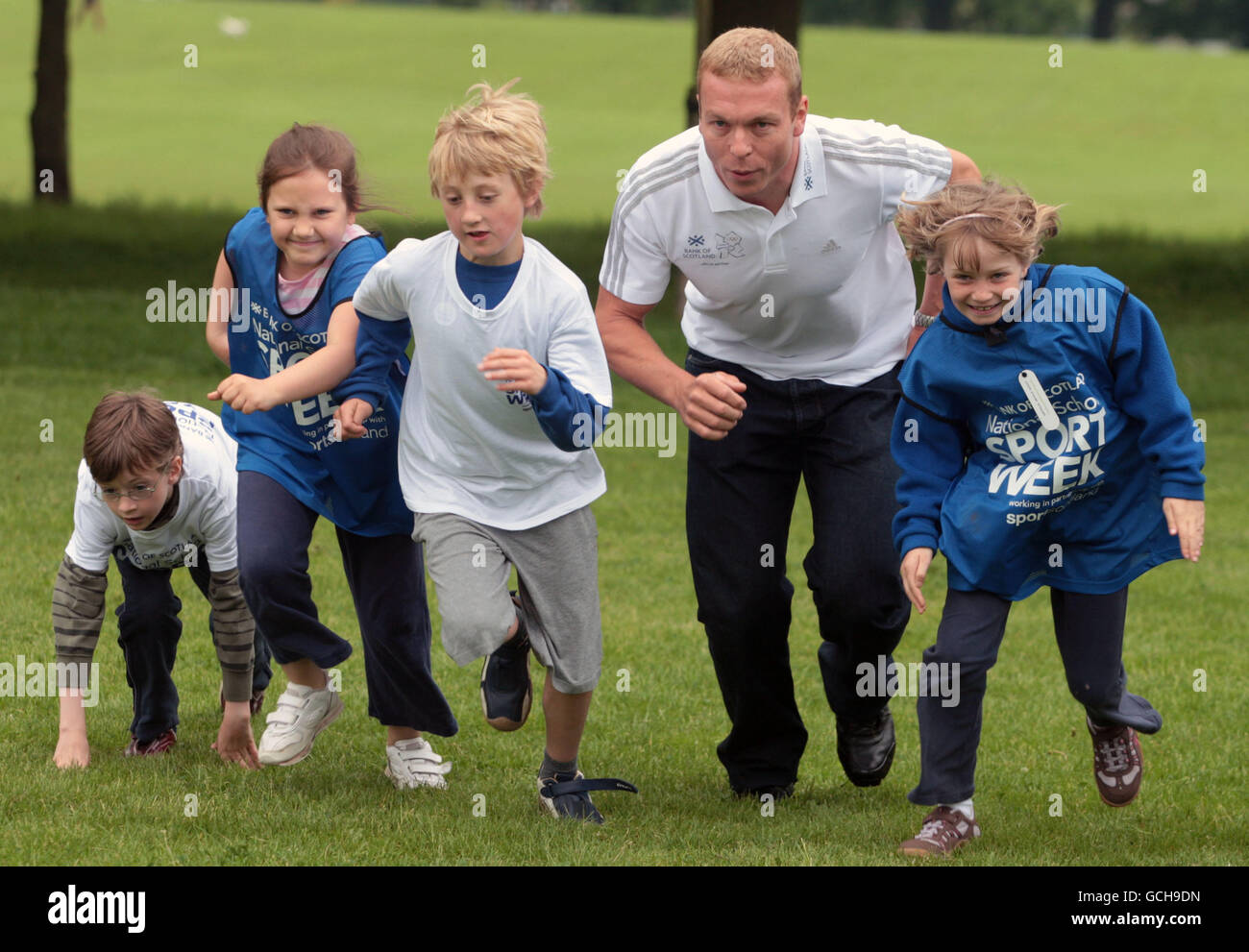 Sir Chris Hoy prende parte ad alcuni sport con alcuni bambini delle scuole locali a Inverleith Park, Edimburgo, come è annunciato come sostenitore della partnership di Londra 2012 della Bank of Scotland. Foto Stock