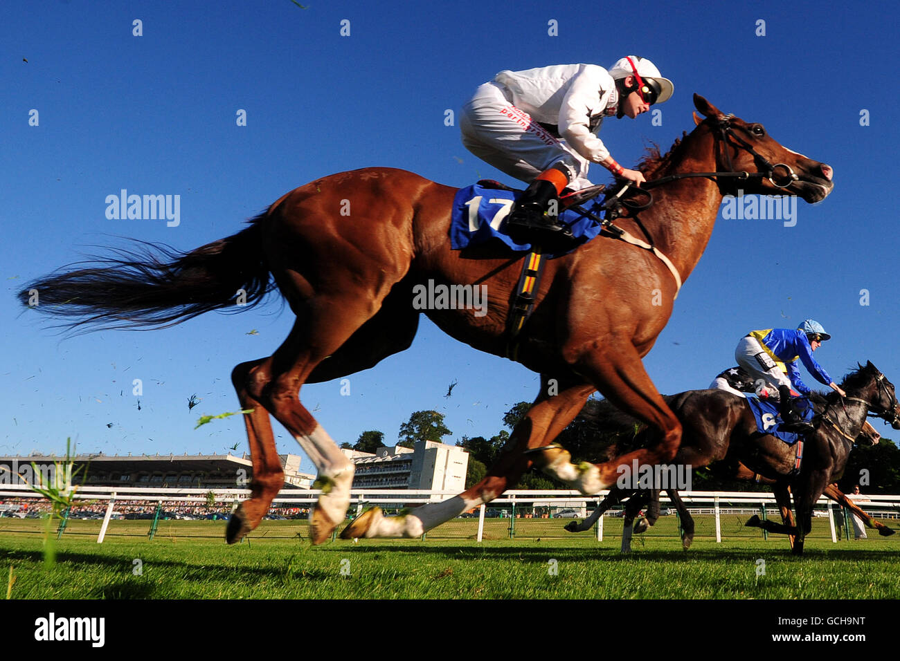Corse di cavalli - Magic 105.4 Spandau Ballet Night - Sandown Park. Step IT Up guidato da Robert Havlin durante il Dan Frost Memorial handicap Foto Stock