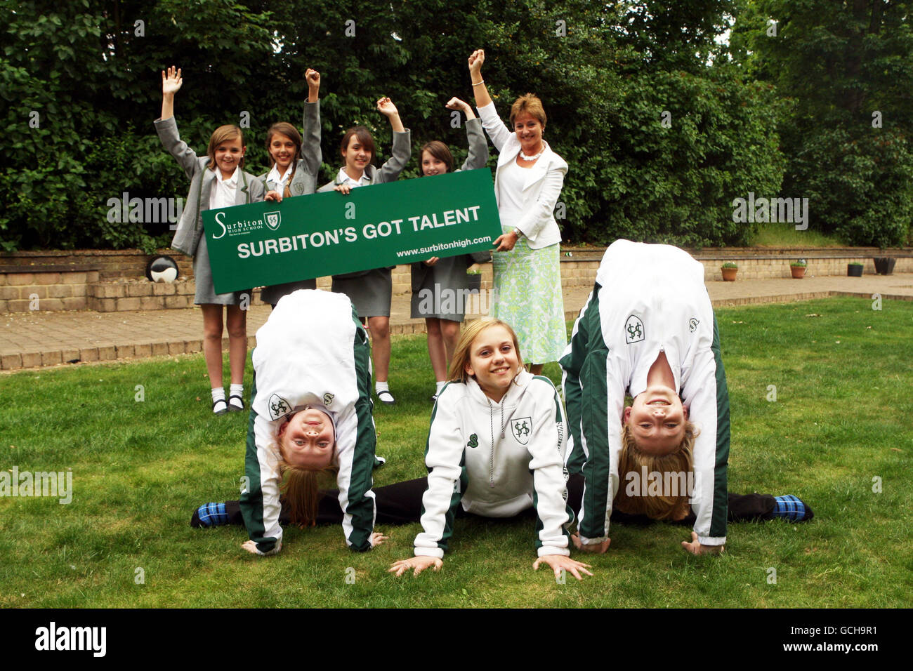 Tre membri di Abi (destra) Amy (sinistra) e Katie (centro) tornano alla Surbiton High School dopo aver vinto il britannico ha ottenuto talento per riprendere la loro revisione e sostenere i loro esami. Foto Stock