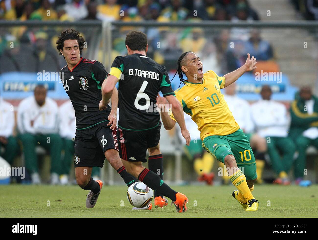 Calcio - Coppa del mondo FIFA Sud Africa 2010 - Gruppo A - Sud Africa / Messico - Soccer City Stadium. Efrain Juarez (a sinistra) e Gerardo Torrado (al centro) combattono per la palla con Steven Pienaar (a destra) in Sudafrica Foto Stock