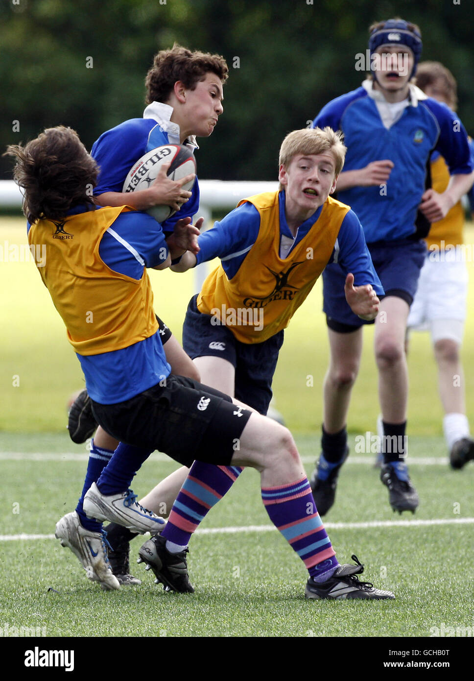 Azione generale di partita come Firhill e St Augustine's (bibs gialli) gareggiano durante la Edinburgh Schools 7s Finals Day a Murrayfield Back Pitches, Edinburgh. Foto Stock