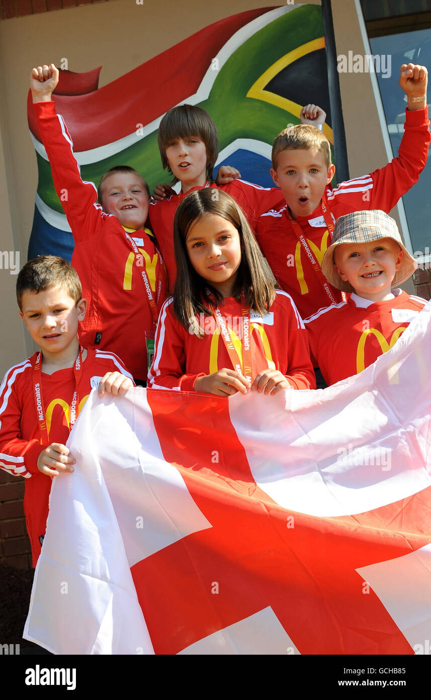 Vincitori del concorso McDonald's dall'Inghilterra (dalla fila posteriore sinistra) Ralfie Coen, 8, Joshua Betts, 10, Sebastian Gay, 7, (dalla prima fila a sinistra) Matthew Hancock, 6, Niamh Murphy, 10, Spike Alderton, 7, posa all'esterno di un ristorante McDonald's a Rustenburg, Sudafrica. Foto Stock
