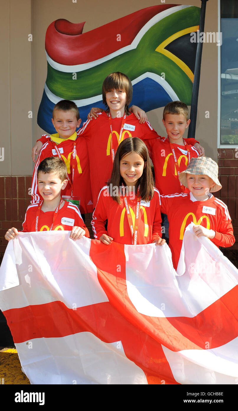 Vincitori del concorso McDonald's dall'Inghilterra (dalla fila posteriore sinistra) Ralfie Coen, 8, Joshua Betts, 10, Sebastian Gay, 7, (dalla prima fila a sinistra) Matthew Hancock, 6, Niamh Murphy, 10, Spike Alderton, 7, posa all'esterno di un ristorante McDonald's a Rustenburg, Sudafrica. Foto Stock