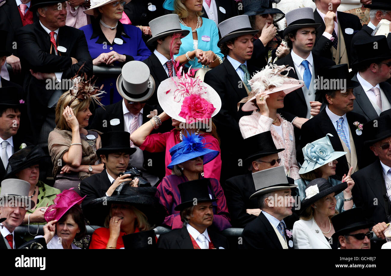 Le donne cappelli moda come spettatori guardare in stand il giorno uno del Royal Ascot Meeting presso l'ippodromo di Ascot, Berkshire. Foto Stock