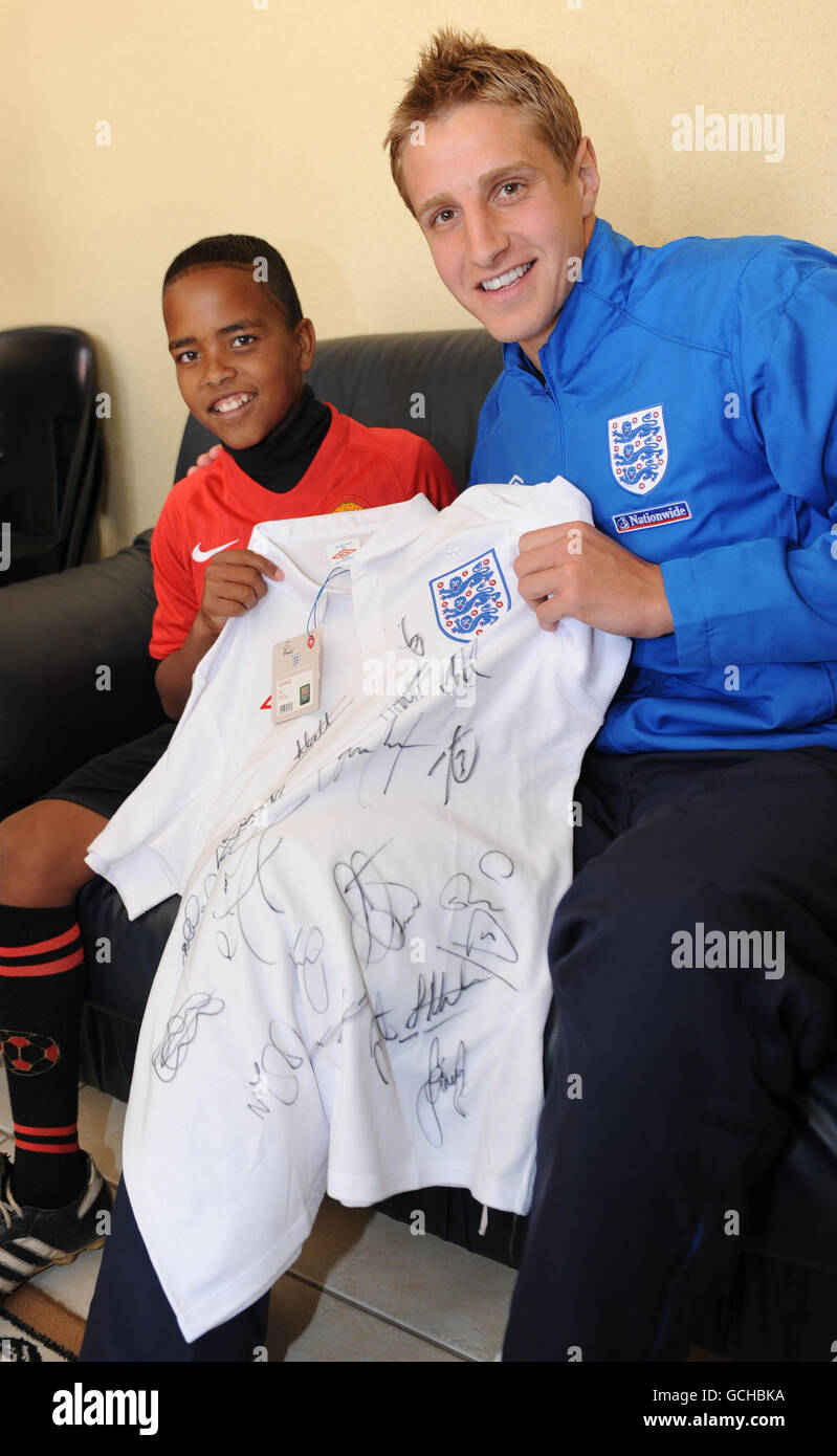 Calcio - Coppa del mondo FIFA Sud Africa 2010 - Inghilterra i giocatori visitano Local Township - Rustenburg. L'Englands Michael Dawson incontra Aubrey, di 12 anni, durante una visita a Tlhabane Township nei pressi di Rustenburg, Sudafrica. Foto Stock