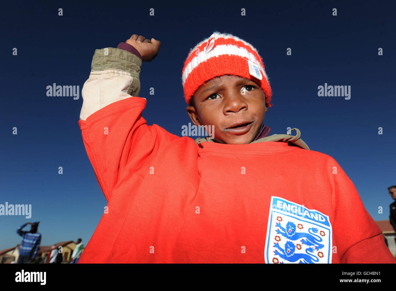 Calcio - Coppa del mondo FIFA Sud Africa 2010 - Inghilterra i giocatori visitano Local Township - Rustenburg. Johannes 5 dopo aver incontrato Michael Dawson e Matthew Upson che hanno visitato Tlhabane Township nei pressi di Rustenburg, Sudafrica. Foto Stock