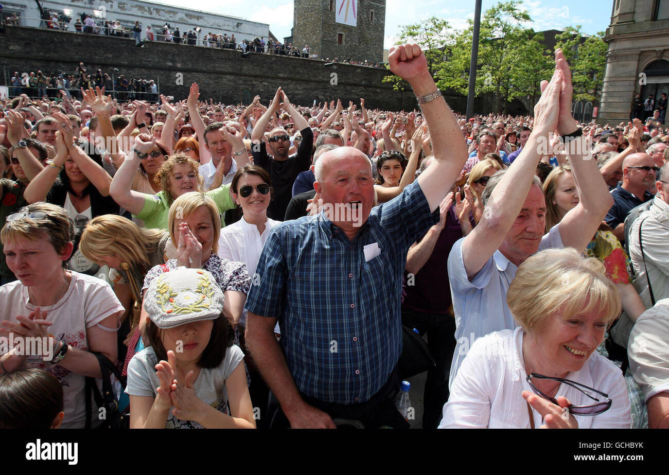 Le folle celebrano i risultati dell'attesissimo rapporto dell'inchiesta Saville in Bloody Sunday, dopo che i parenti delle vittime hanno letto le prime copie, fuori dalla Guildhall di Londonderry. Foto Stock