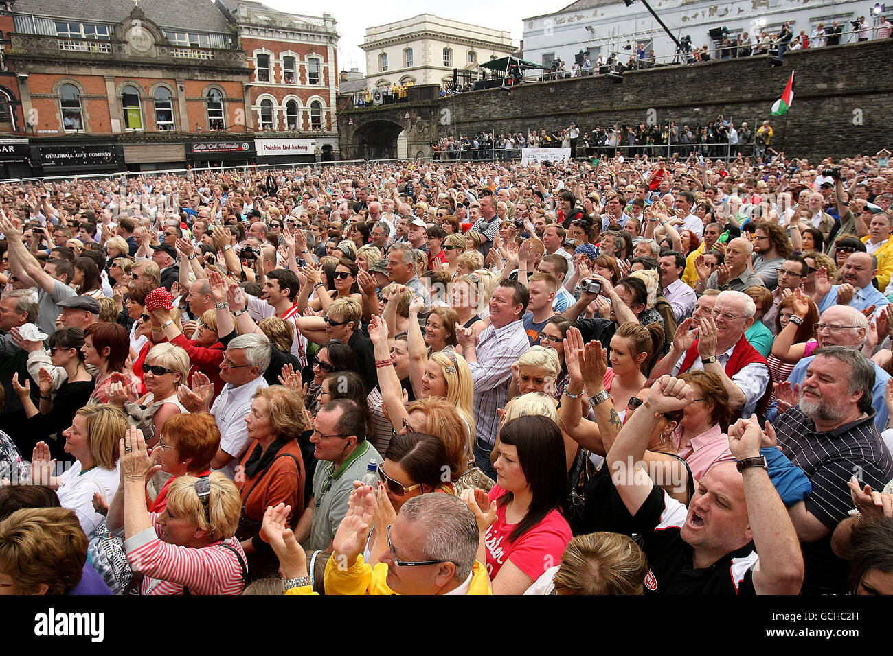 Le folle si riuniscono per ascoltare i risultati della tanto attesa relazione dell'inchiesta Saville nella Bloody Sunday, fuori dalla Guildhall di Londonderry. Foto Stock