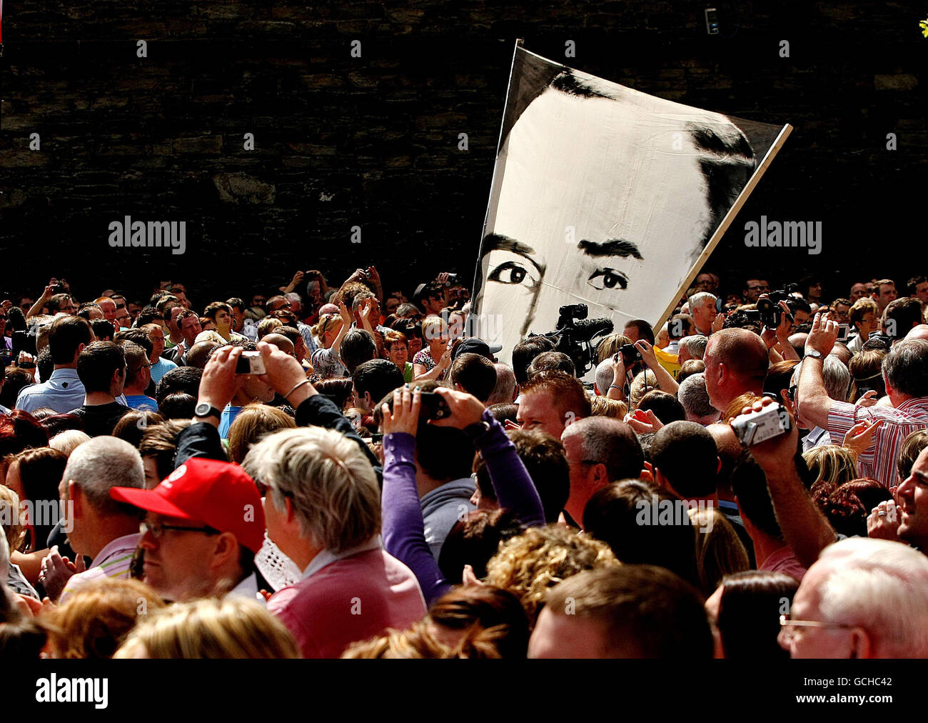 La folla trasporta immagini giganti delle vittime della Domenica Bloody mentre marciano attraverso Londonderry da Free Derry Corner alla Guildhall dove i parenti di coloro che sono stati uccisi la Domenica Bloody hanno visto le prime copie del rapporto Saville Inquiry. Foto Stock