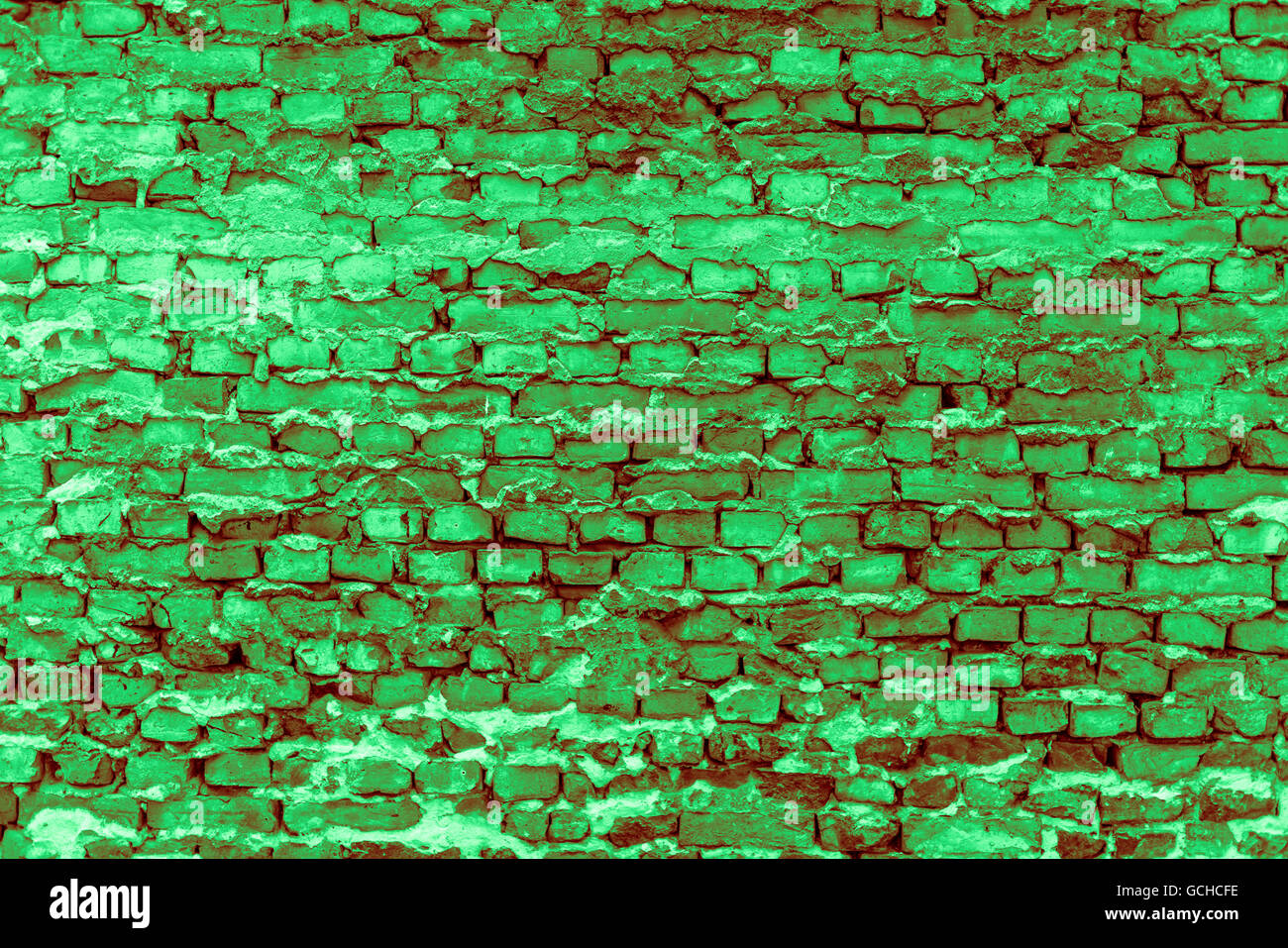 La metropolitana di Berlino a parete con vecchi mattoni e colori di luce verde scuro rossiccio colore verdolino Foto Stock