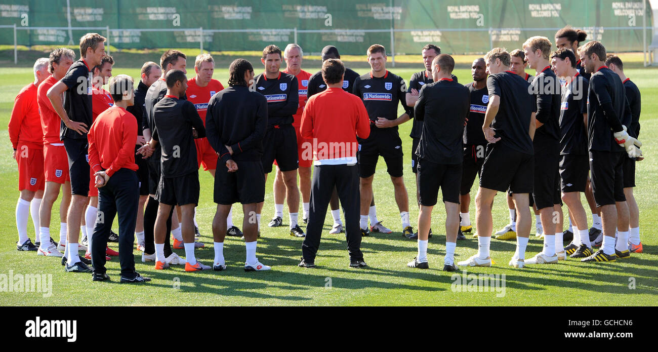 Calcio - 2010 Coppa del mondo FIFA Sud Africa - Gruppo C - Inghilterra v Slovenia - Inghilterra formazione - giorno due - Royal Bafokeng Sport.... I giocatori inglesi ascoltano il manager Fabio Capello durante gli allenamenti al Royal Bafokeng Sports Complex, Rustenburg, Sudafrica. Foto Stock