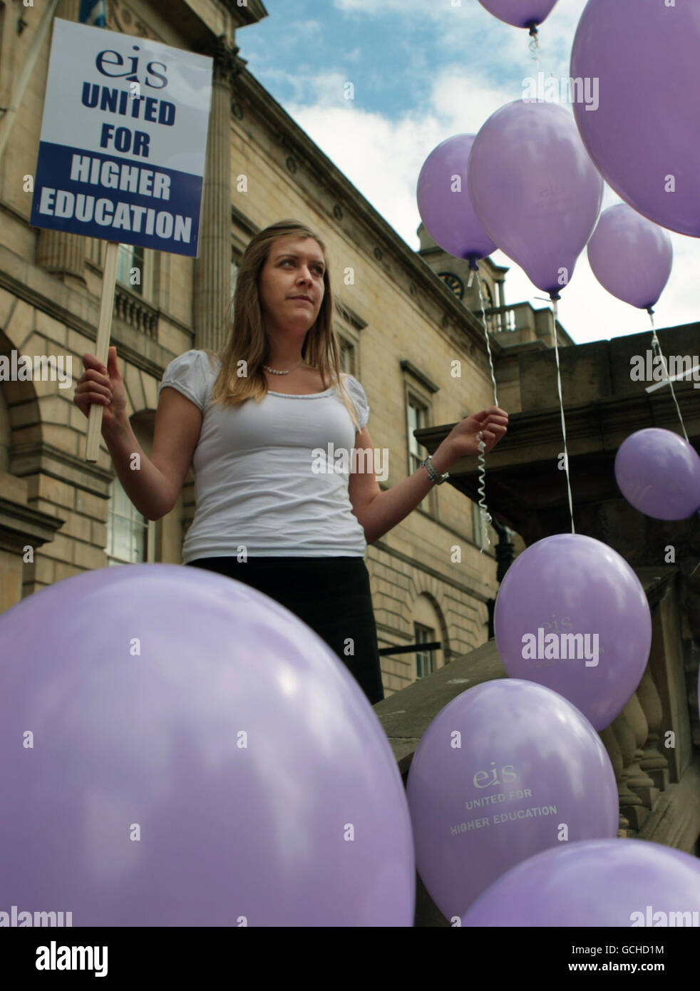 Emma Sikes un rappresentante dell'Istituto di Educazione della Scozia (EIS) partecipa a una giornata d'azione contro i tagli ai finanziamenti per l'istruzione a Edimburgo. Foto Stock