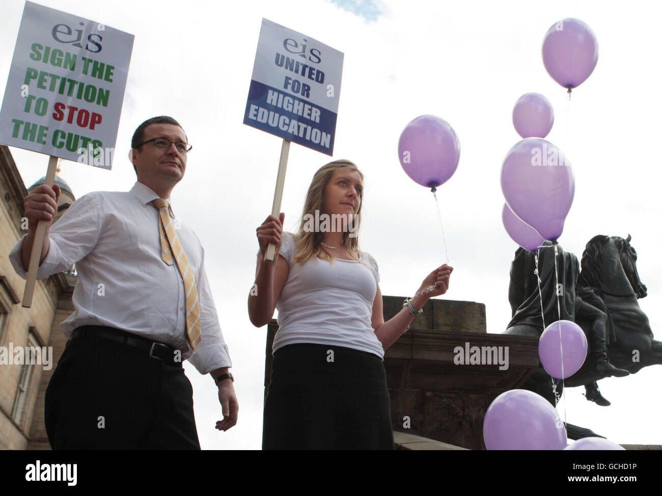 Tom Duff (a sinistra) e i rappresentanti di Emma Sikes dell'Istituto d'istruzione di Scozia (EIS) partecipano a una giornata di azione contro i tagli ai finanziamenti per l'istruzione a Edimburgo. Foto Stock