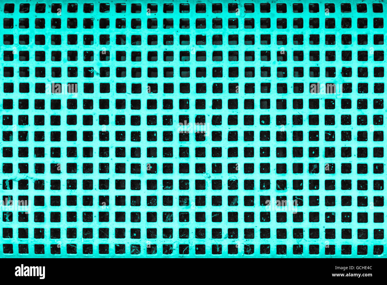Vecchio turchese grigiastro cantina in scala di grigi della griglia di protezione finestra con vernice bianca Foto Stock