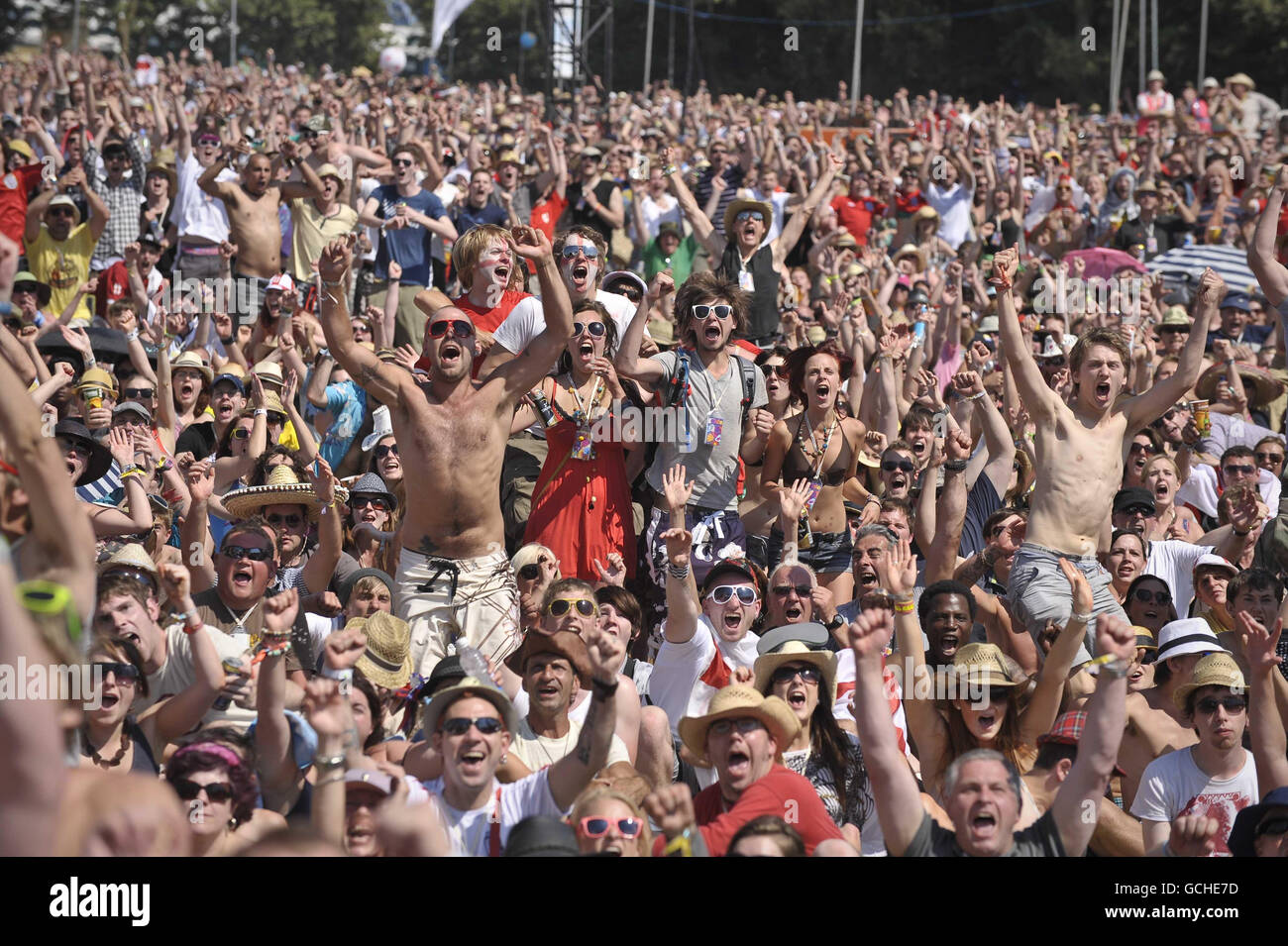 Calcio - Coppa del mondo FIFA Sud Africa 2010 - sostenitori in Inghilterra - Glastonbury. La folla va selvaggia mentre l'Inghilterra segna il primo gol contro la Slovenia al Glastonbury Festival presso Worthy Farm, Somerset. Foto Stock