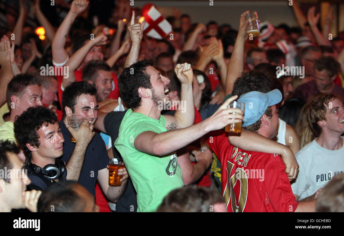 Calcio - Coppa del mondo FIFA Sud Africa 2010 - sostenitori in Inghilterra - Cambridge. I fan dell'Inghilterra reagiscono mentre guardano l'Inghilterra contro la Slovenia al Regal Pub di Cambridge. Foto Stock