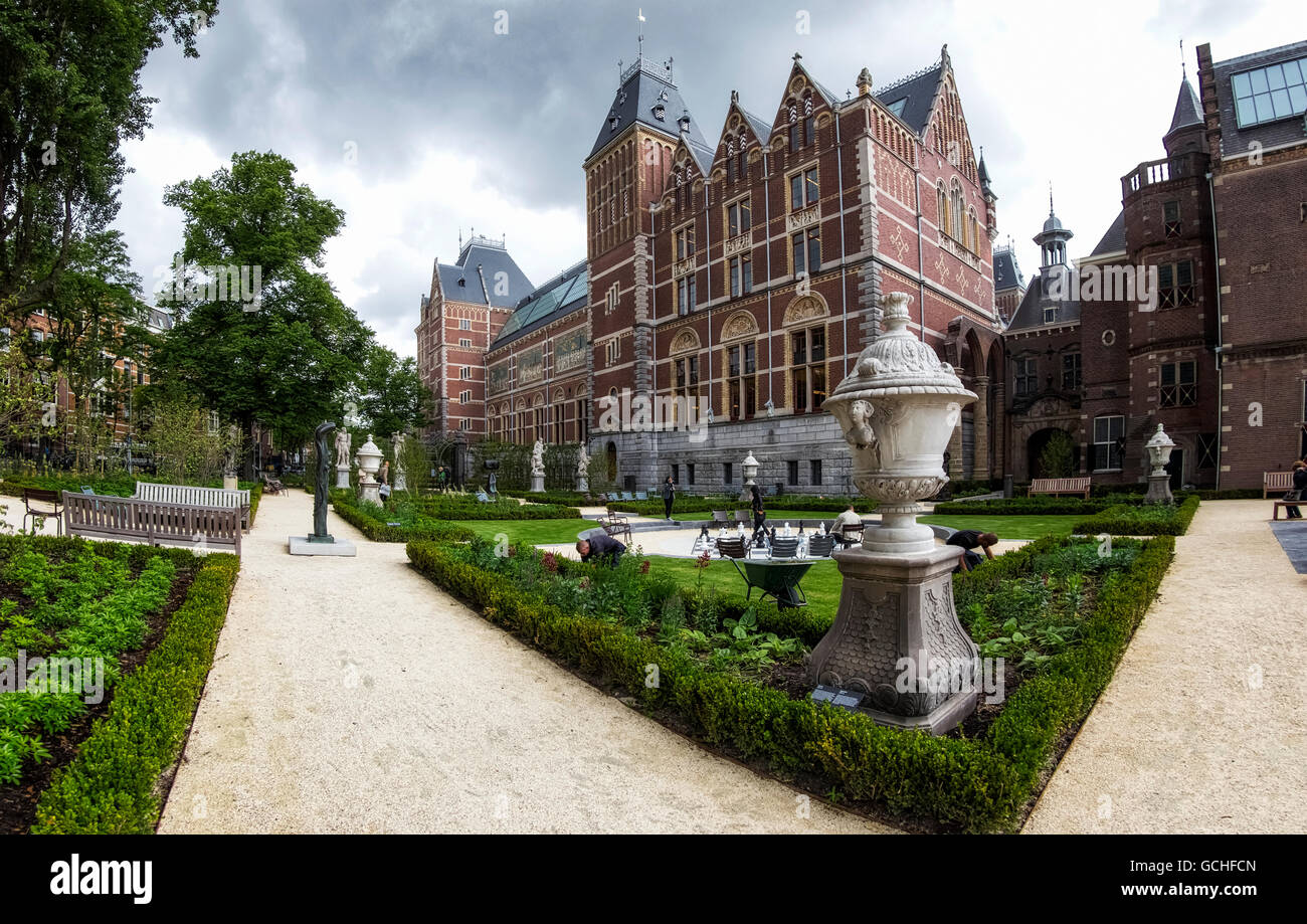 Un bel parco urbano con i giardinieri di lavoro; Amsterdam, Paesi Bassi Foto Stock
