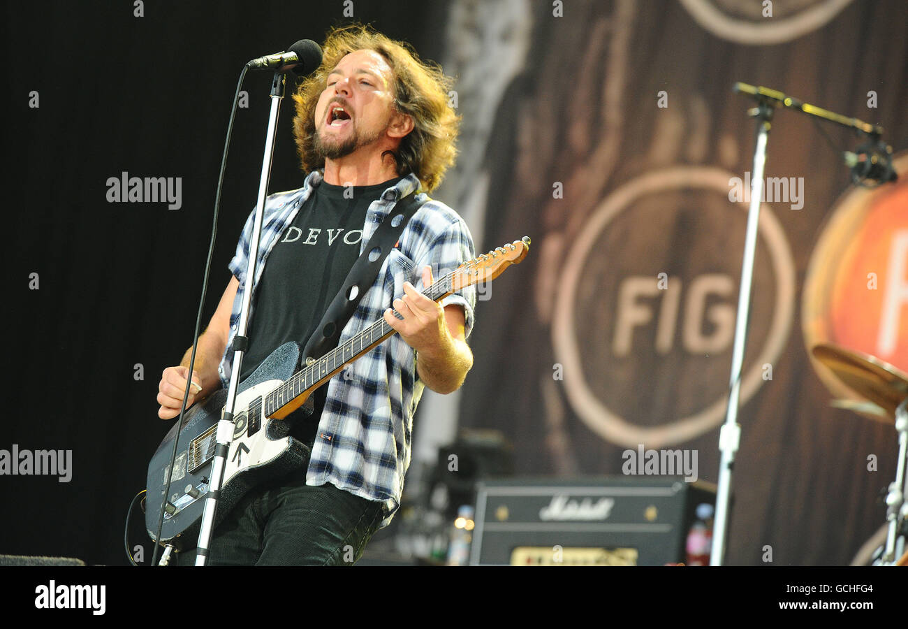 SOLO I Pearl Jam SI esibiscono all'Hard Rock Calling Festival di Hyde Park, Londra. PREMERE ASSOCIAZIONE foto. Data foto: Venerdì 25 giugno 2010. Il credito fotografico deve essere: Ian West/PA Wire Foto Stock