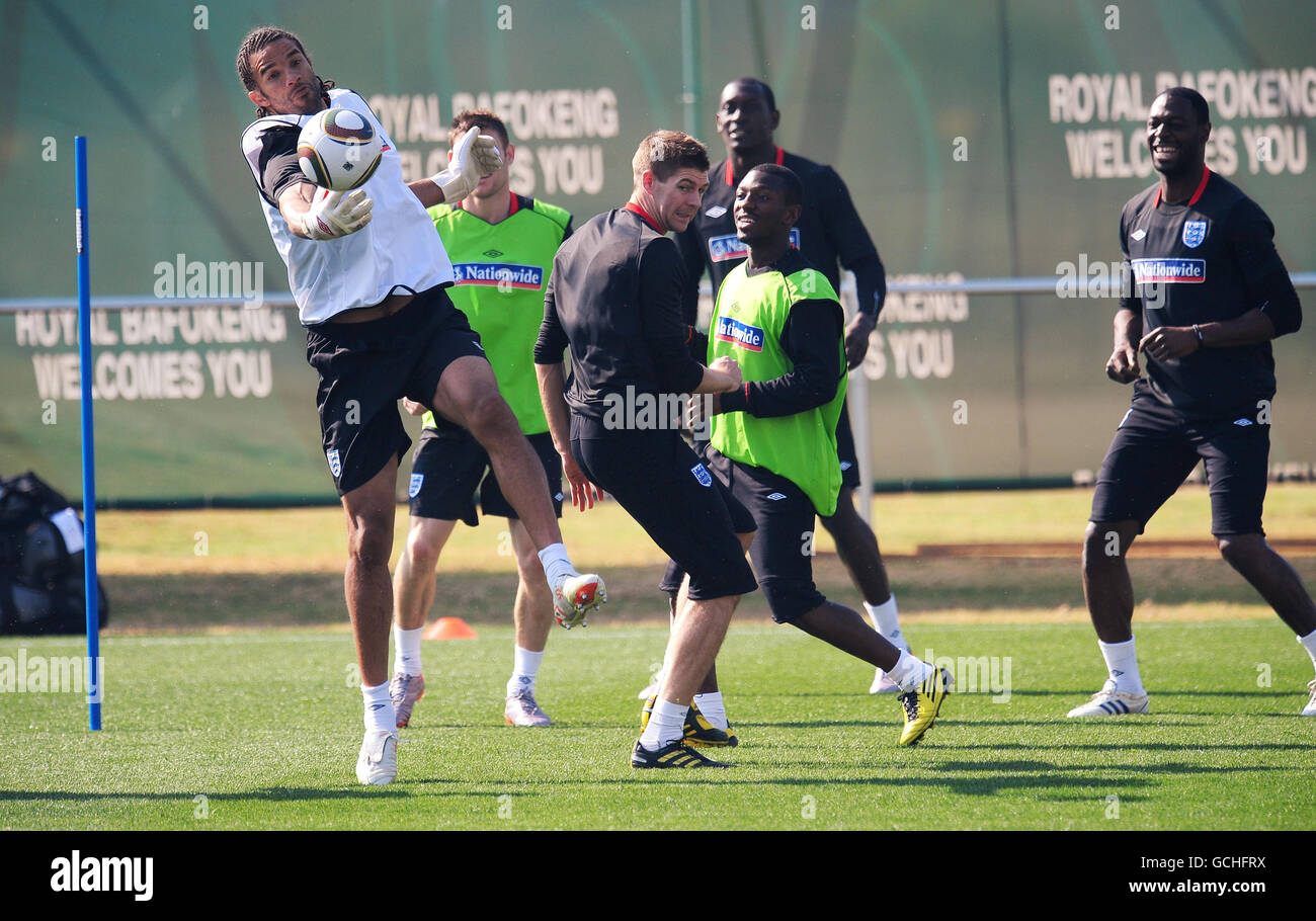 Calcio - Coppa del mondo FIFA Sud Africa 2010 - Round of 16 - Germania v Inghilterra - Inghilterra sessione di allenamento - giorno due - Royal Bafo.... David James e Steven Gerrard in Inghilterra durante una sessione di allenamento presso il Royal Bafokeng Sports Complex, Rustenburg, Sudafrica. Foto Stock