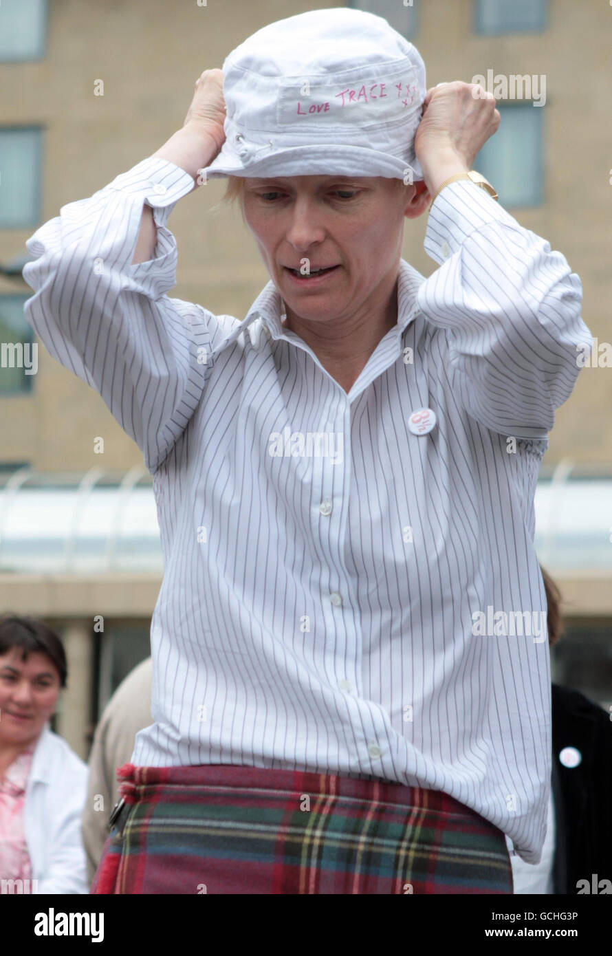 Tilda Swinton lancia la Fondazione 8 1/2 con una danza Flashmob nella piazza del festival di Edimburgo. Foto Stock