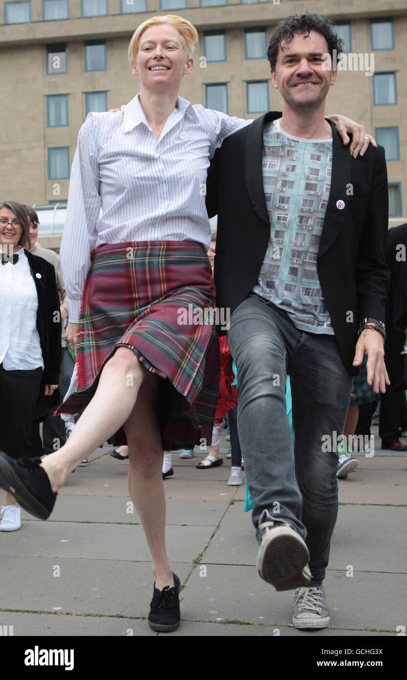 Tilda Swinton insieme a Mark Cousins lancia la Fondazione 8 1/2 con una danza Flashmob nella piazza del festival di Edimburgo. Foto Stock