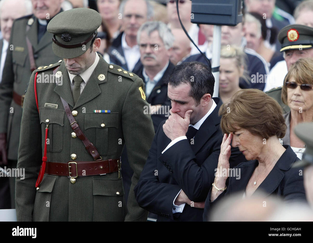 RITRASMISSIONE CHE CORREGGE DAVIS A DAVID. (Da sinistra a destra) ex capo di stato maggiore delle forze di difesa, figli di Dermot Earley, Dermot e David con la moglie Mary al suo fianco nella tomba nel cimitero di Newbridge dopo la messa funeraria alla chiesa di St Conleth questo pomeriggio. Foto Stock