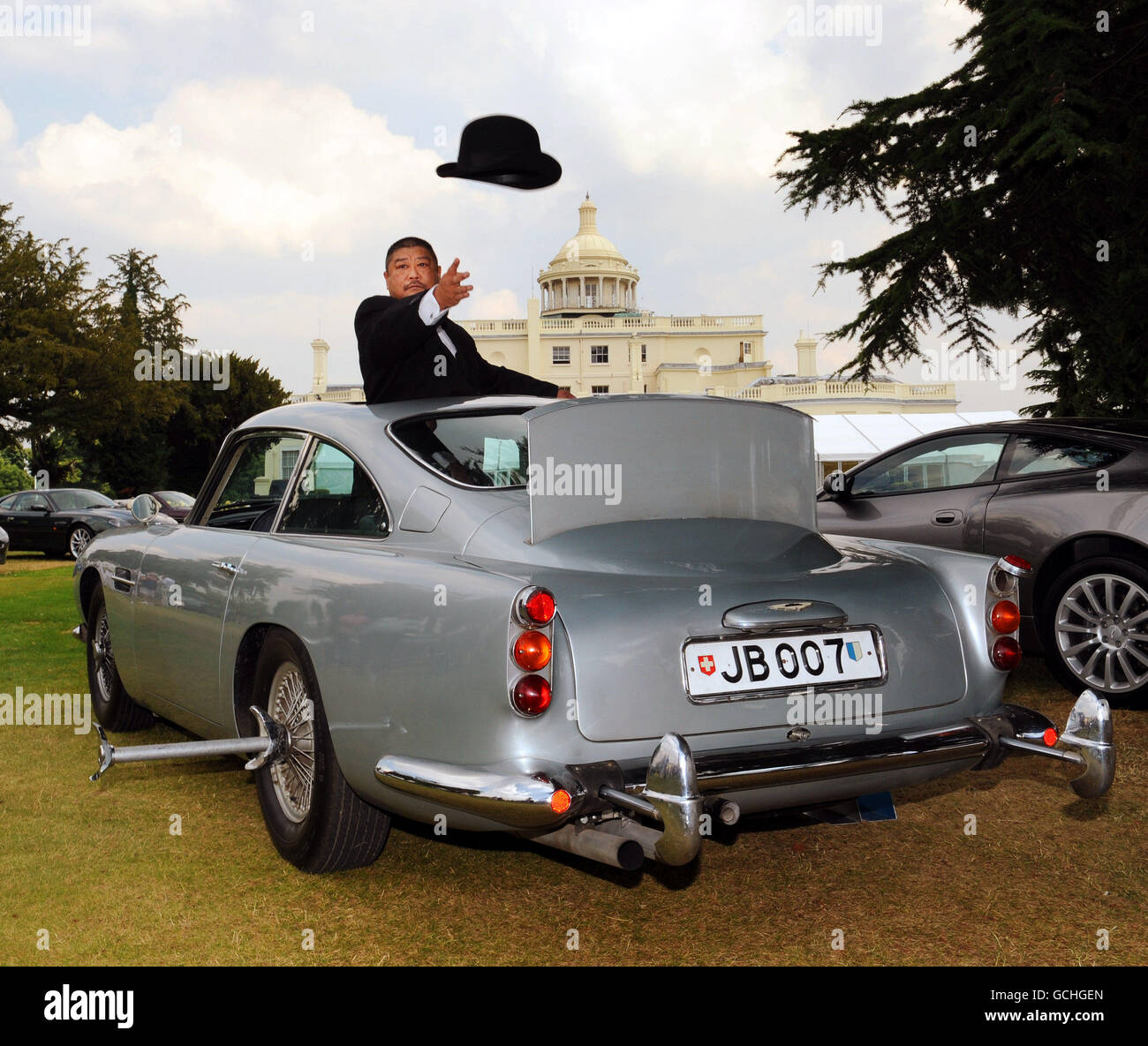 Lavel Siou, un'auto d'epoca "Oddjob", con un gadget 'James Bond' adornato Aston Martin DB5, guidato da Sean Connery's Bond in Goldfinger e Thunderball in mostra al Midsummer Classic/ Concours D'Elegance a Stoke Park, Stoke Poges. Foto Stock
