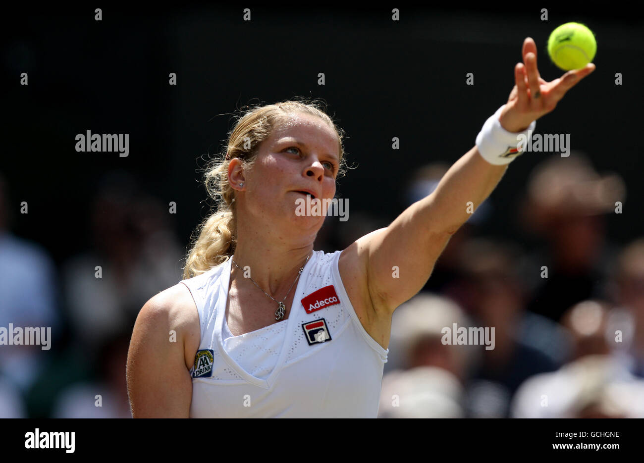 Tennis - 2010 Wimbledon Championships - Day Eight - The All England Lawn Tennis and Croquet Club. Kim Clijsters del Belgio in azione contro vera Zvonareva della Russia Foto Stock