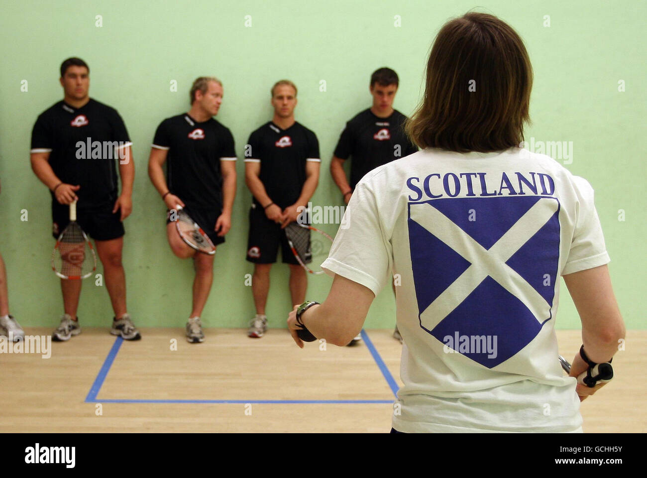 La squadra di rugby di Edimburgo viene tenuta una lezione di racketball durante una sessione di allenamento pre-stagione presso la Heriot-Watt University di Edimburgo. Foto Stock