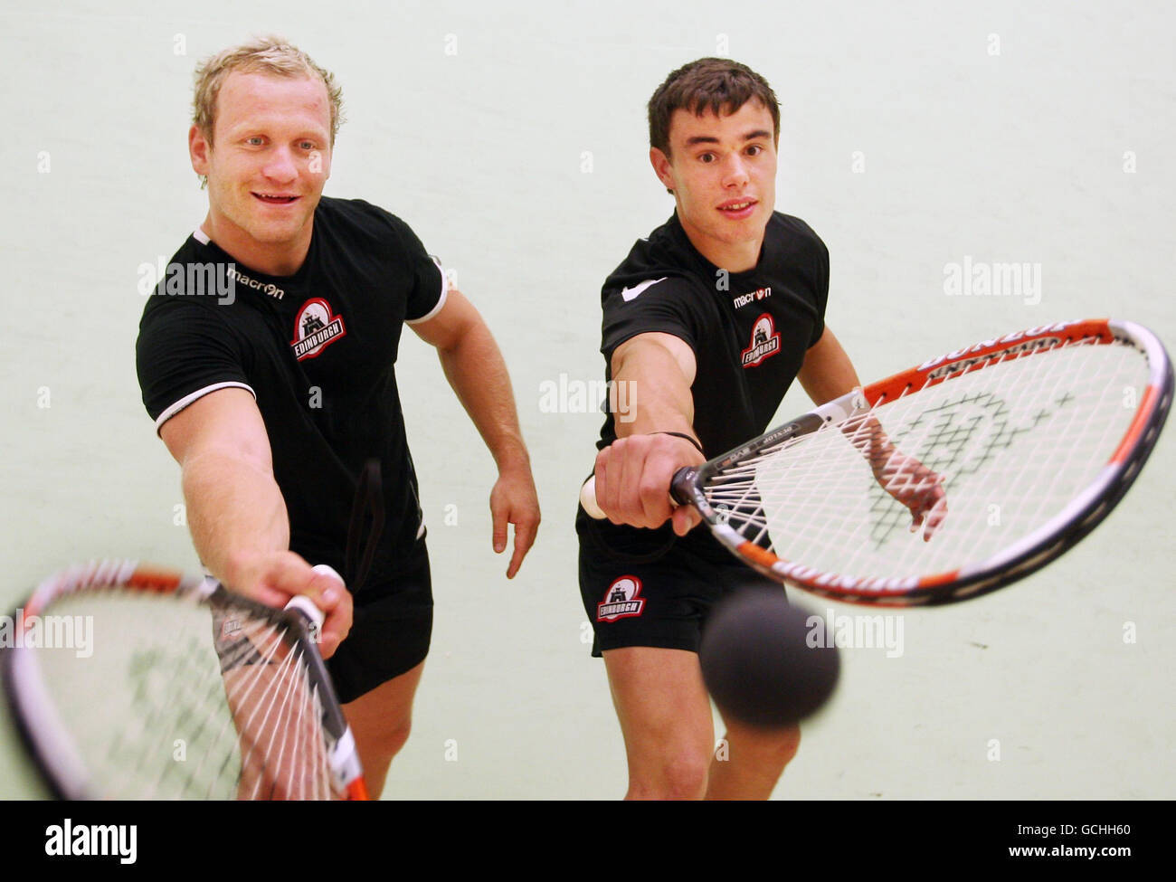 Lee Jones (indietro) e James King giocano a racketball nel campus della Heriot-Watt University Riccarton vicino a Edimburgo. Foto Stock
