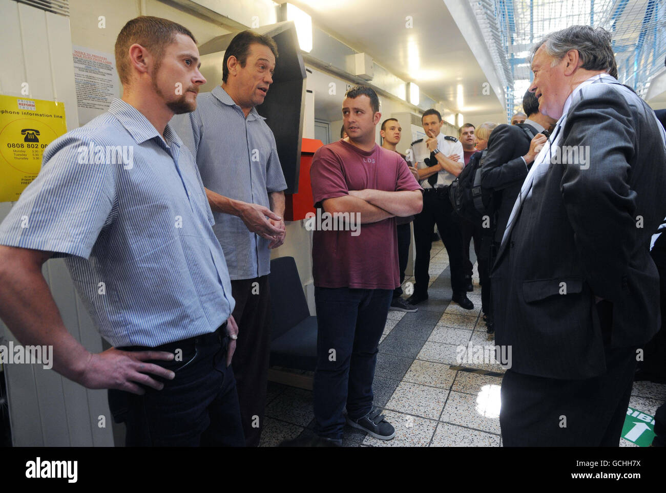 Il segretario alla giustizia Ken Clarke (destra) parla ai prigionieri durante una visita alla prigione di Leeds, Armley, Leeds. Foto Stock