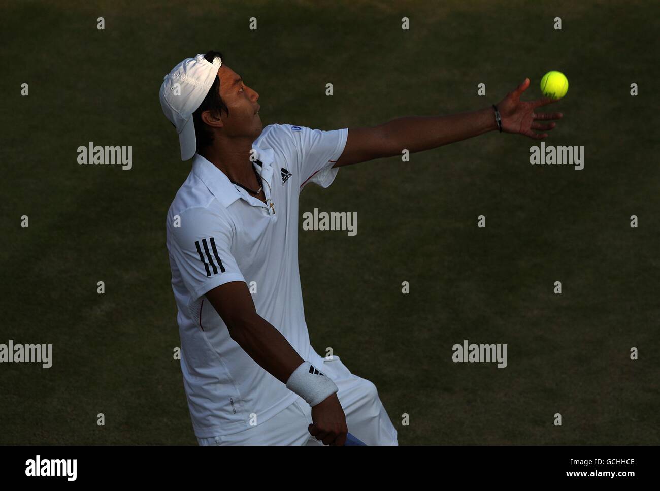 Tennis - 2010 Campionati di Wimbledon - 7° giorno - All England Lawn Tennis and Croquet Club. Yen-Hsun Lu in azione contro Andy Roddick degli Stati Uniti Foto Stock