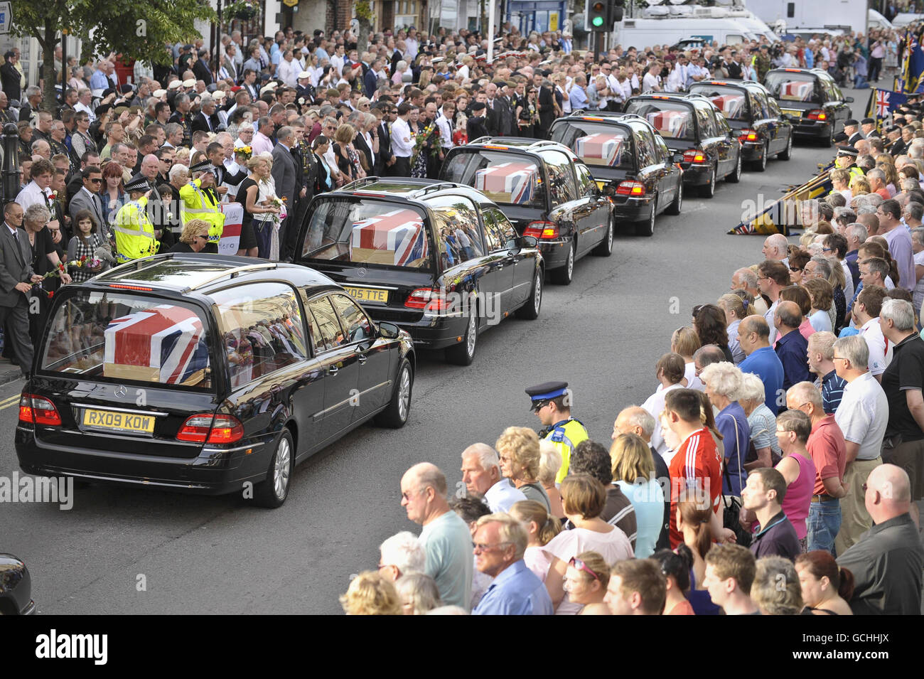 I lutto osservano come il corteo funebre lo fa strada attraverso la strada alta di Wootton Bassett, durante il rimpatrio di sette militari britannici, uccisi in Afghanistan. Foto Stock